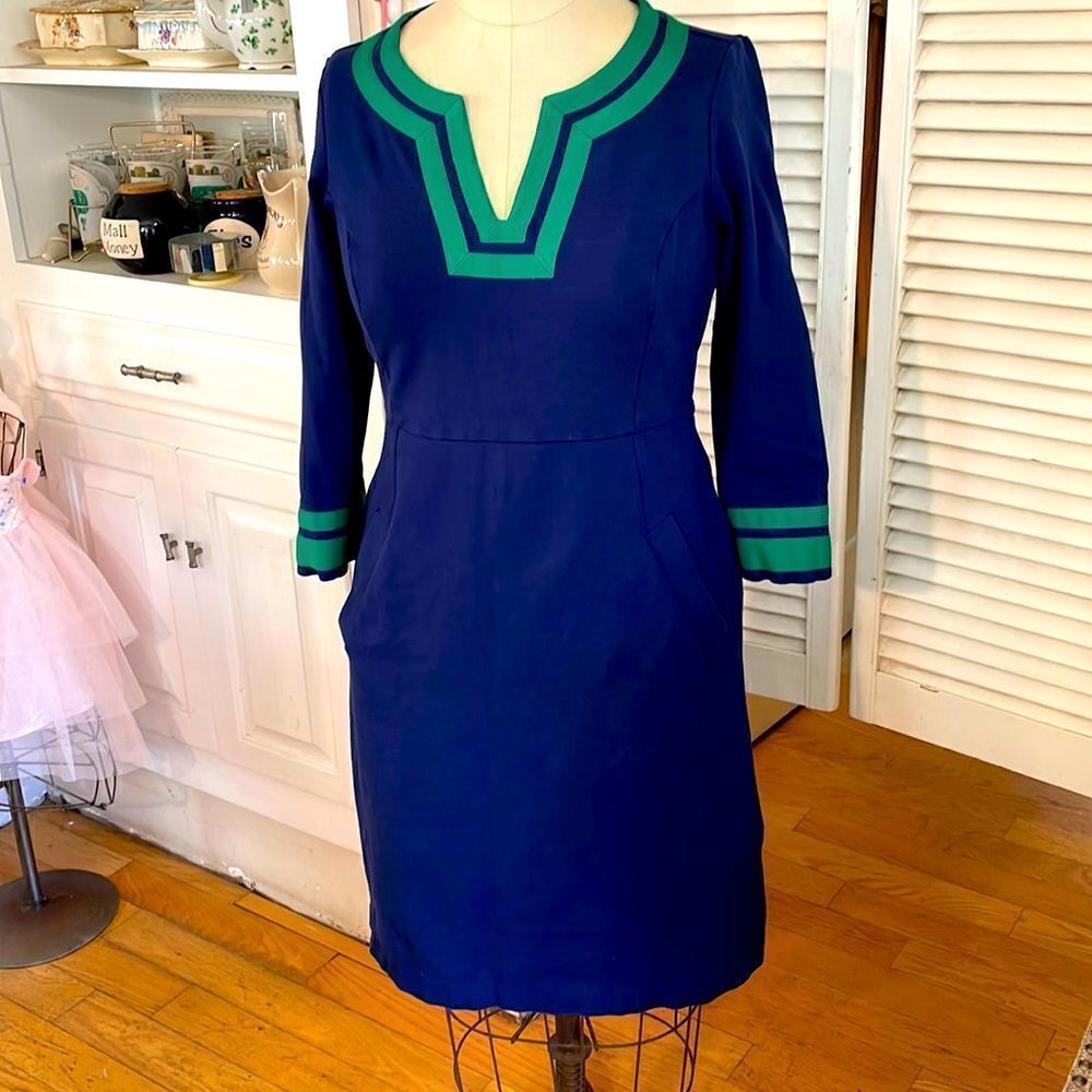 Beachy Beautiful 🤩 VNeck Deep Pocketed Dress in Navy with Green Trim